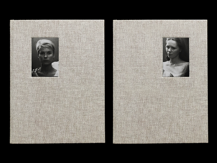 Deux femmes apparurent